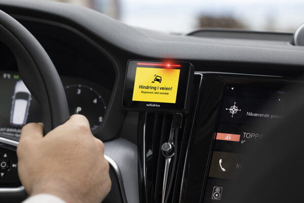 Safedrive Pro montert på dashboard. Viser varsel for hindring i veibanen
