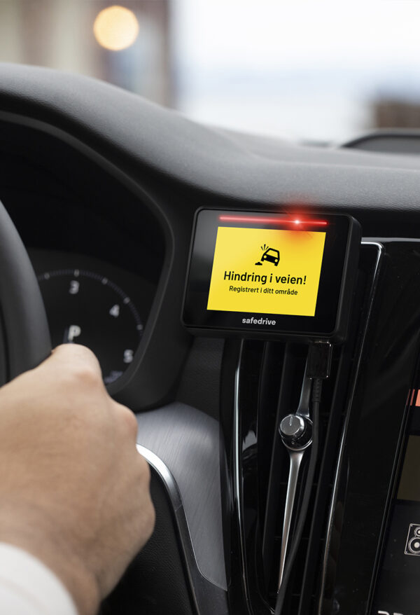 Safedrive Pro montert på dashboard. Viser varsel for hindring i veibanen