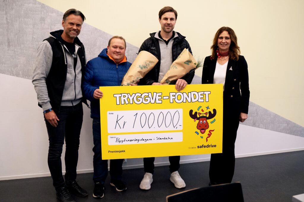 Fra venstre: Knut Ove B&oslash;rseth, leder for b&aelig;rekraft og samfunn i Safedrive; Henning Flatjord, vinner av Safedrive Reward; Andr&egrave; Heggheim, Bygden&aelig;ringsdagane i Stardalen; og Jenny F&oslash;lling, ordf&oslash;rer i Sunnfjord kommune.