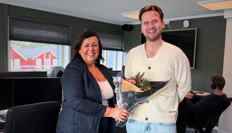 Magnus_gratuleres_av_Berit_Rakel_02