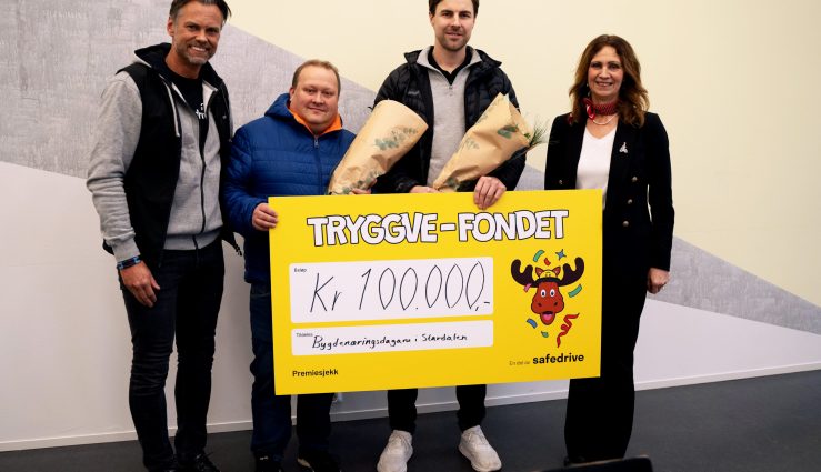 Fra venstre: Knut Ove Børseth, leder for bærekraft og samfunn i Safedrive; Henning Flatjord, vinner av Safedrive Reward; Andrè Heggheim, Bygdenæringsdagane i Stardalen; og Jenny Følling, ordfører i Sunnfjord kommune.